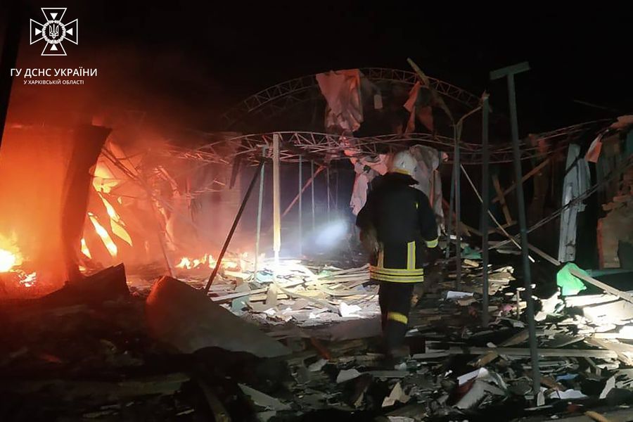 Пожар в Волчанске в результате российского авиаудара (Фото: ГСЧС) Вчера россияне нанесли авиаудар по центру Волчанска, есть погибшие – фото