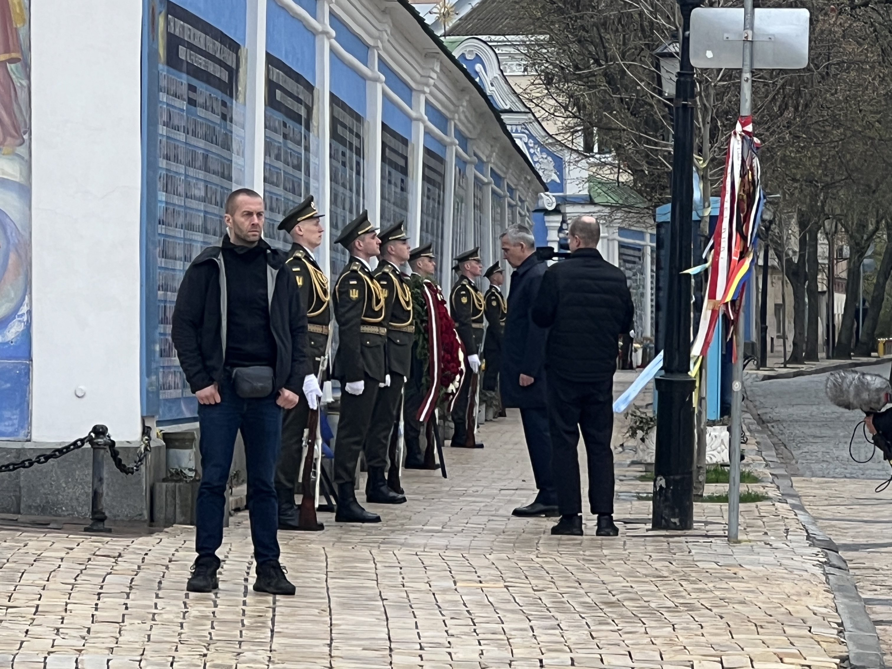 Фото: twitter/KyivIndependent Столтенберг несподівано з'явився у Києві напередодні ключового Рамштайну – фото