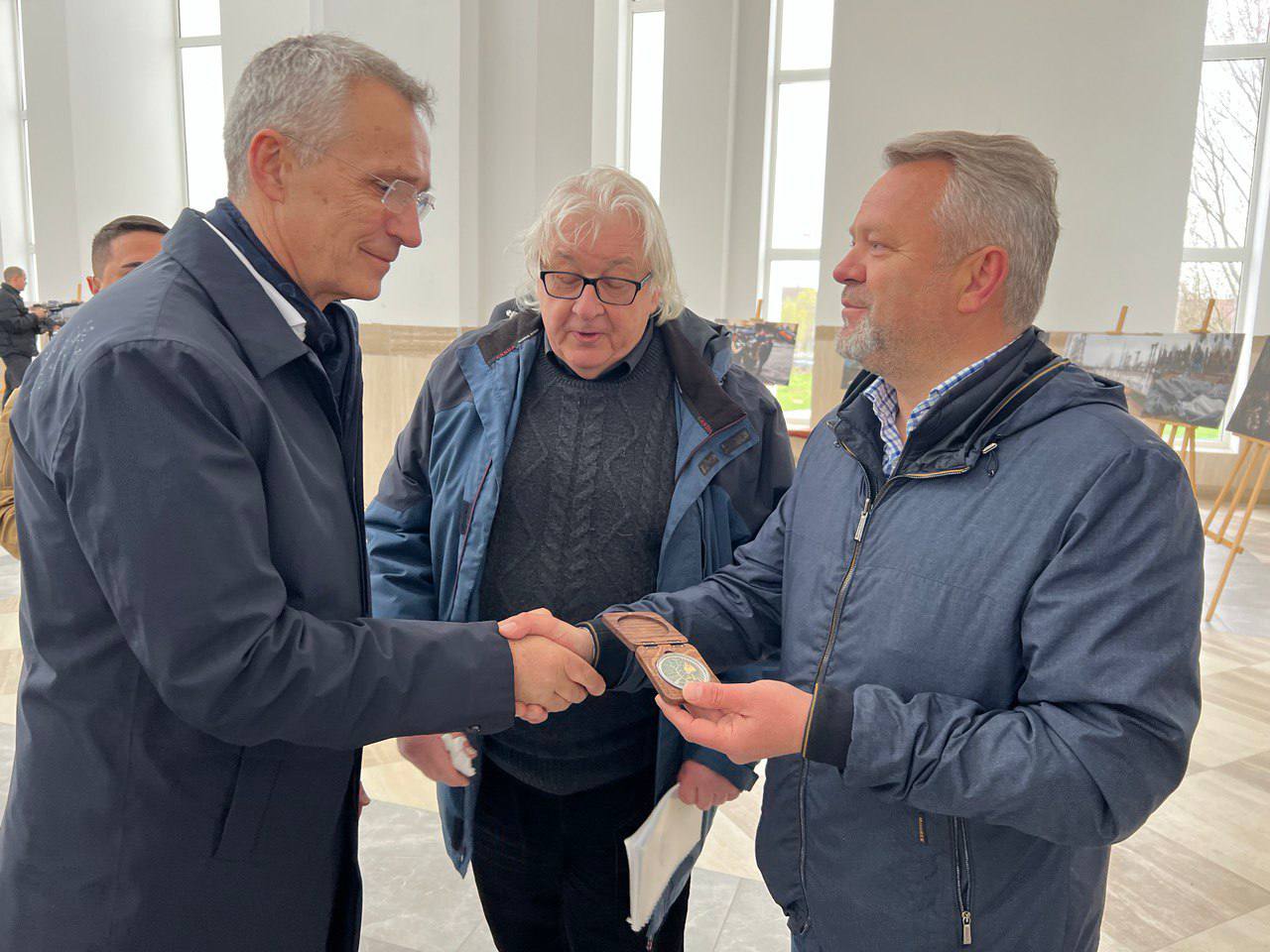 Мер Бучі дарує Столтенбергу памятну монету (фото – Telegram Федорука)