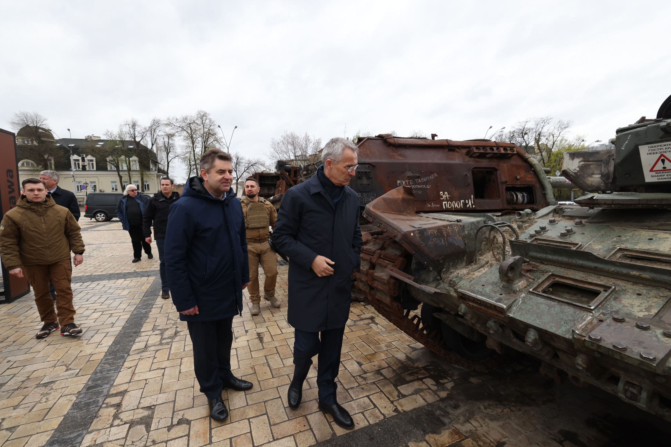 Столтенберг оглядає знищену російську техніку на Михайлівській площі (фото – пресслужба НАТО)