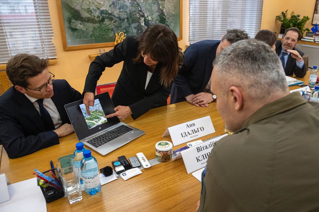 Мэр Парижа приехала в Киев, пообещала Киевский сквер в центре столицы Франции – фото