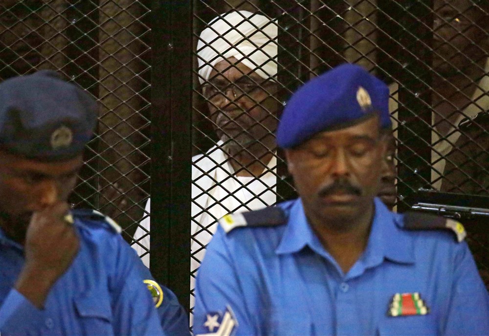 Омар аль-Башир во время суда (Фото – EPA)