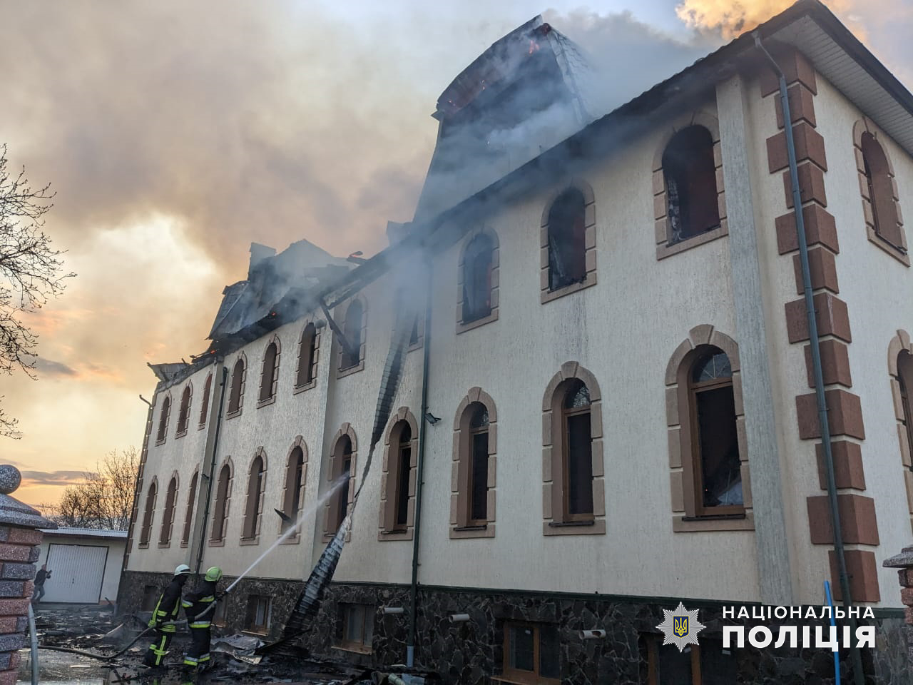 На Буковині горіла церква УПЦ МП. Поліція каже про підпал, затримано підозрюваного – відео