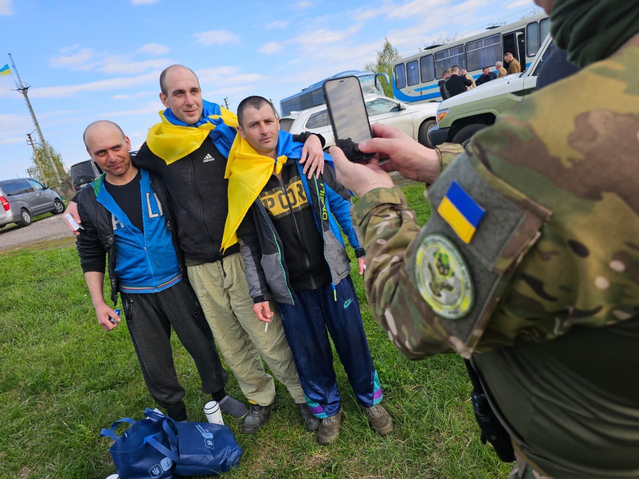 Photo – Coordinating Headquarters for the Treatment of Prisoners of War Ukraine returns 42 PoWs: some wounded and tortured by Russians