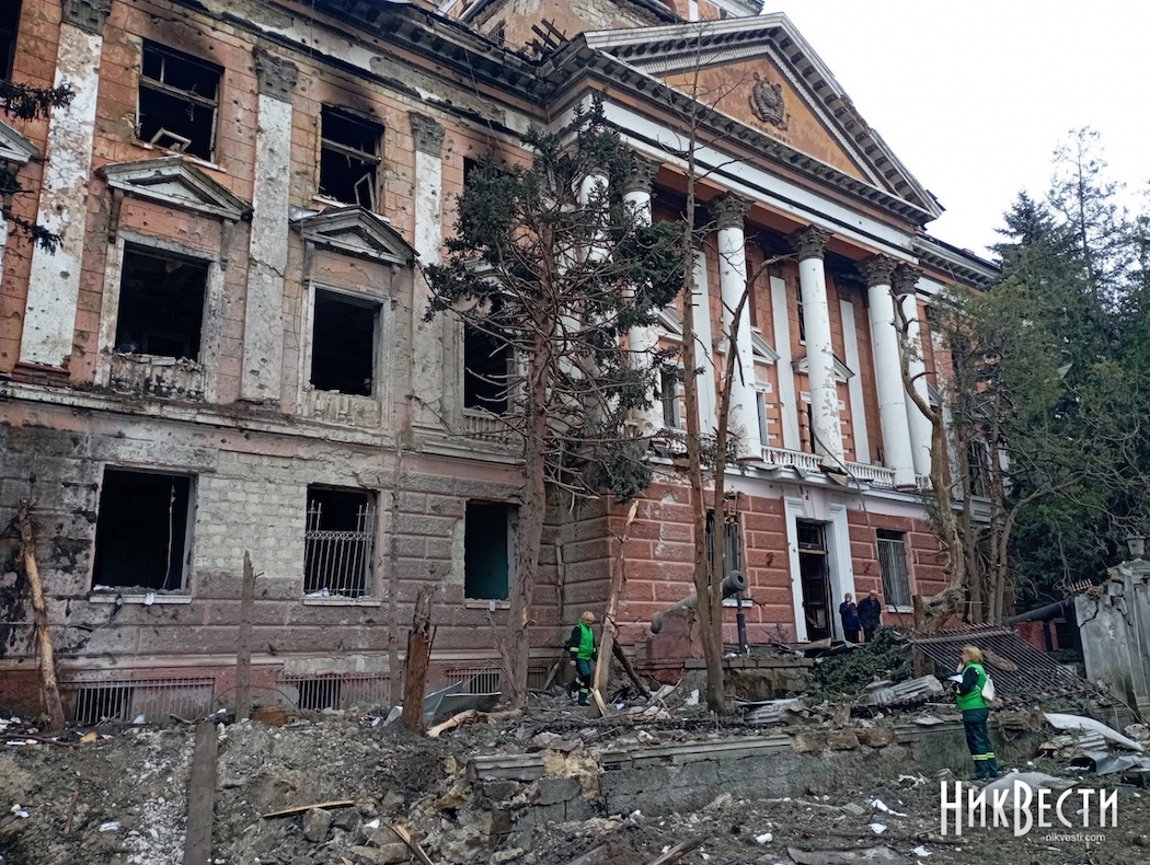 Последствия российской ракетной атаки по Николаеву (Фото: НикВести) Как спасали людей и тушили пожары после ракетного удара России по Николаеву – видео