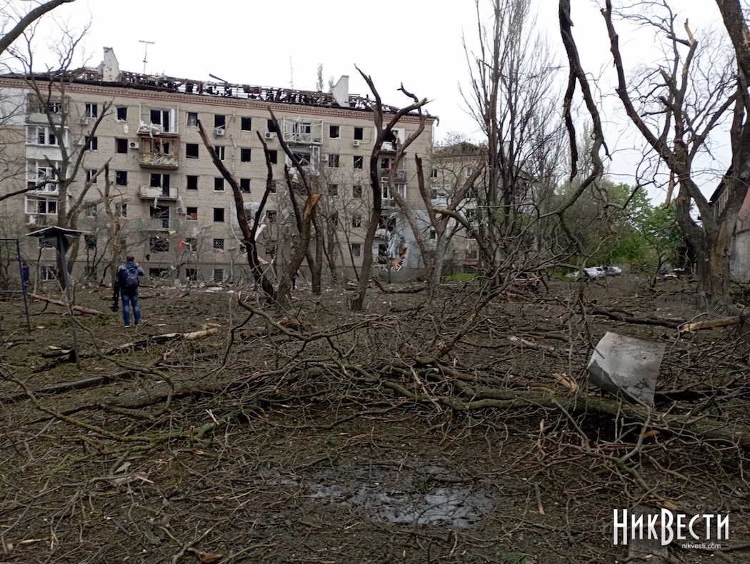Последствия российской ракетной атаки по Николаеву (Фото: НикВести) Как спасали людей и тушили пожары после ракетного удара России по Николаеву – видео