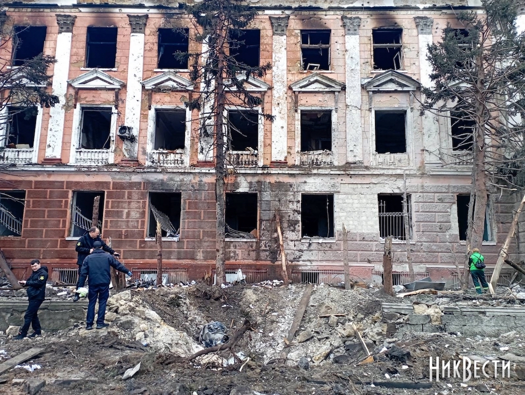 Як рятували людей та гасили пожежі після ракетного удару Росії по Миколаєву – відео