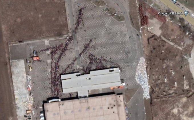 Зруйновані аеродром та завод у Києві, черги у Маріуполі. Що видно на нових мапах Google