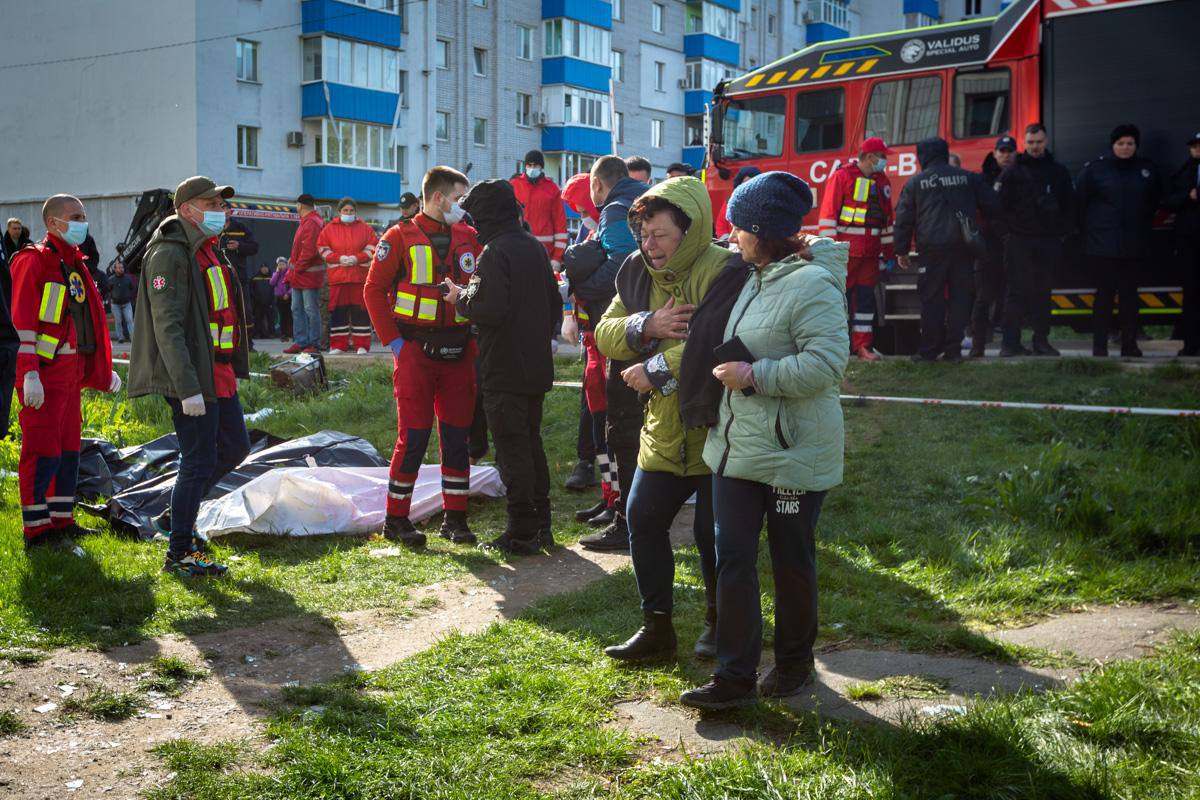 В Умани из-под завалов извлекают тела, число жертв удара России растет: уже 19 погибших