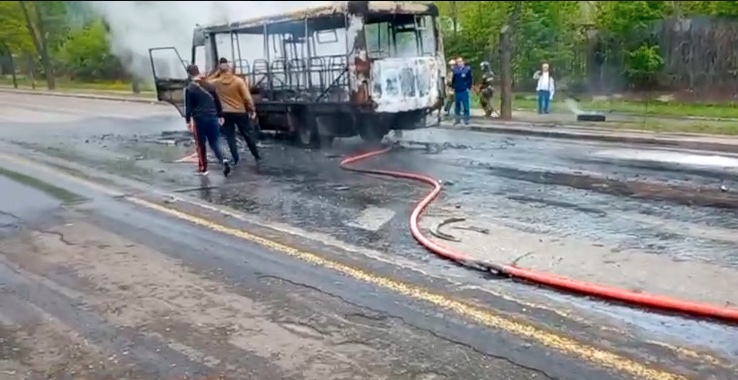 Донецк (Скриншот видео) В Донецке сгорела маршрутка, оккупанты заявили о семи жертвах — фото