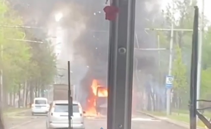 Донецк (Скриншот видео) В Донецке сгорела маршрутка, оккупанты заявили о семи жертвах — фото