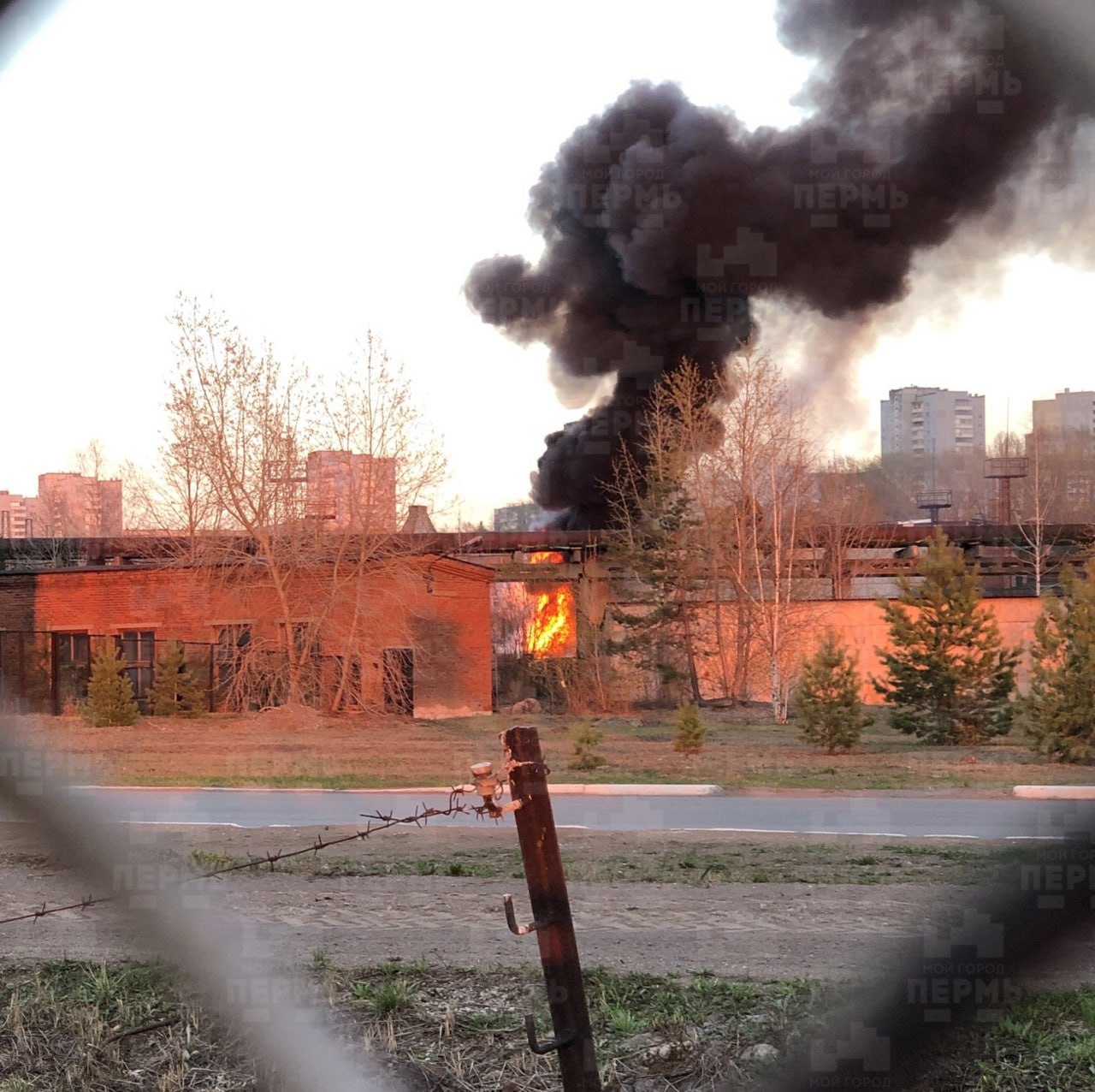 В России горел завод по производству реактивных систем залпового огня – фото, видео