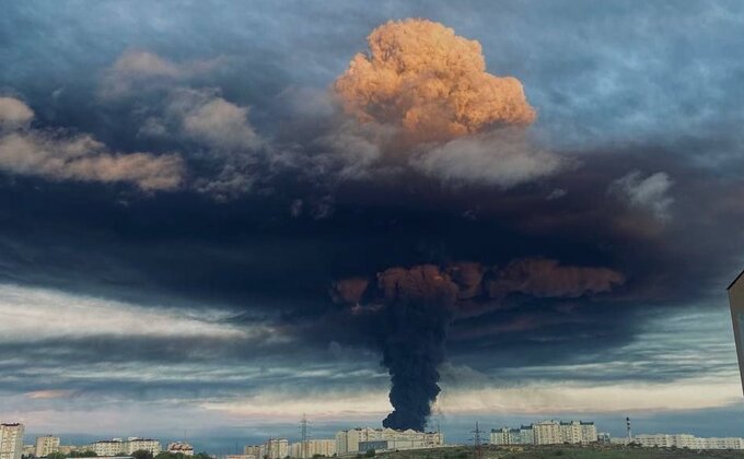 Севастополь. Чийсь безпілотник вдарив по величезній нафтобазі, там велика пожежа — фото, відео