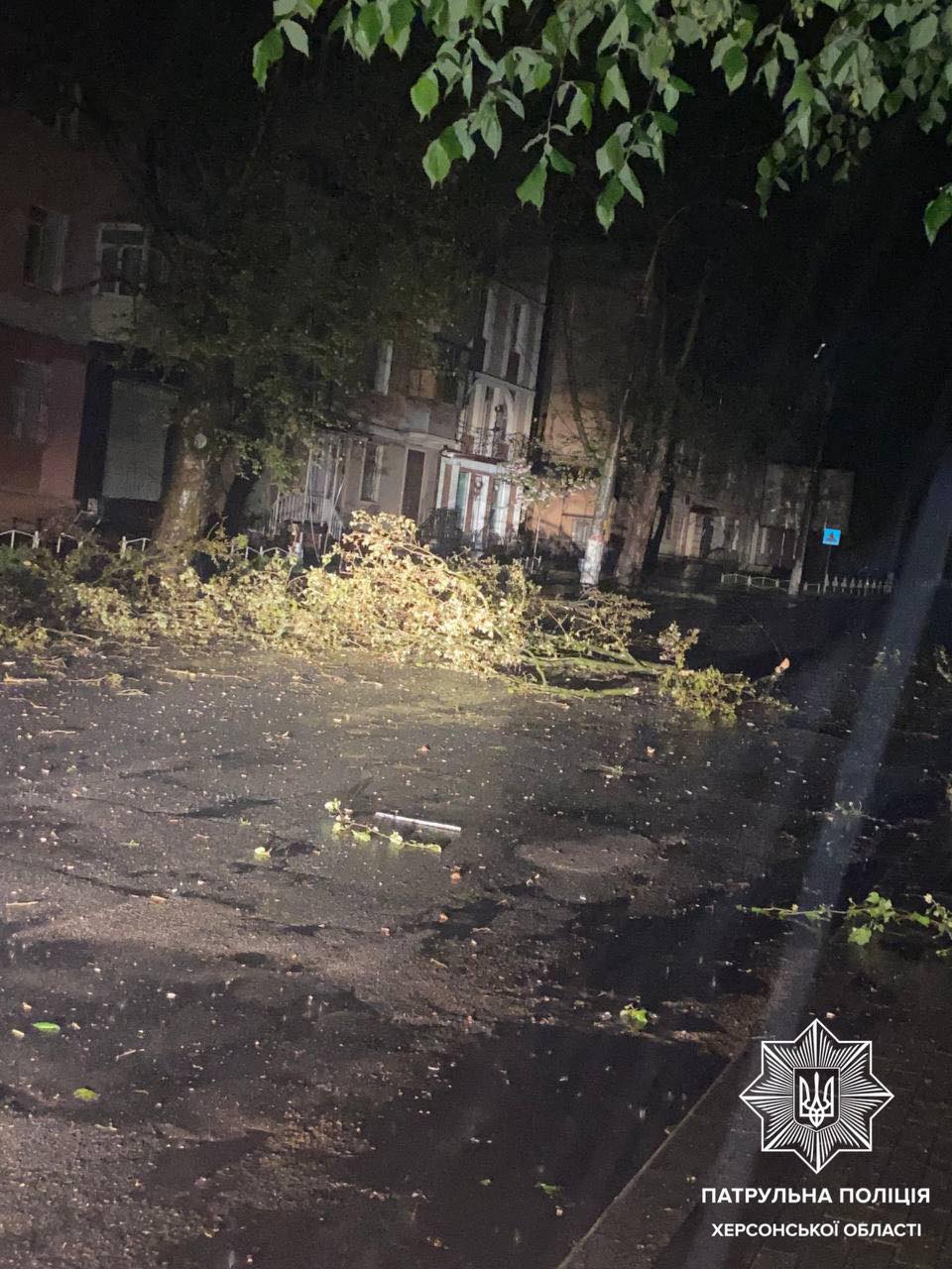 Фото: Патрульная полиция Украины Россия ночью обстреляла центр Херсона, ранен человек – фото