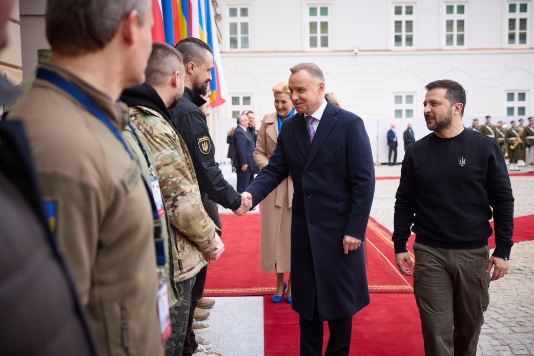 Камишін тисне руку президенту Польщі Дуді (фото – пресслужба ОП)