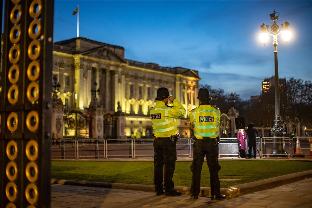 Поліціянти несуть варту біля Букінгемського палацу. Фото: EPA