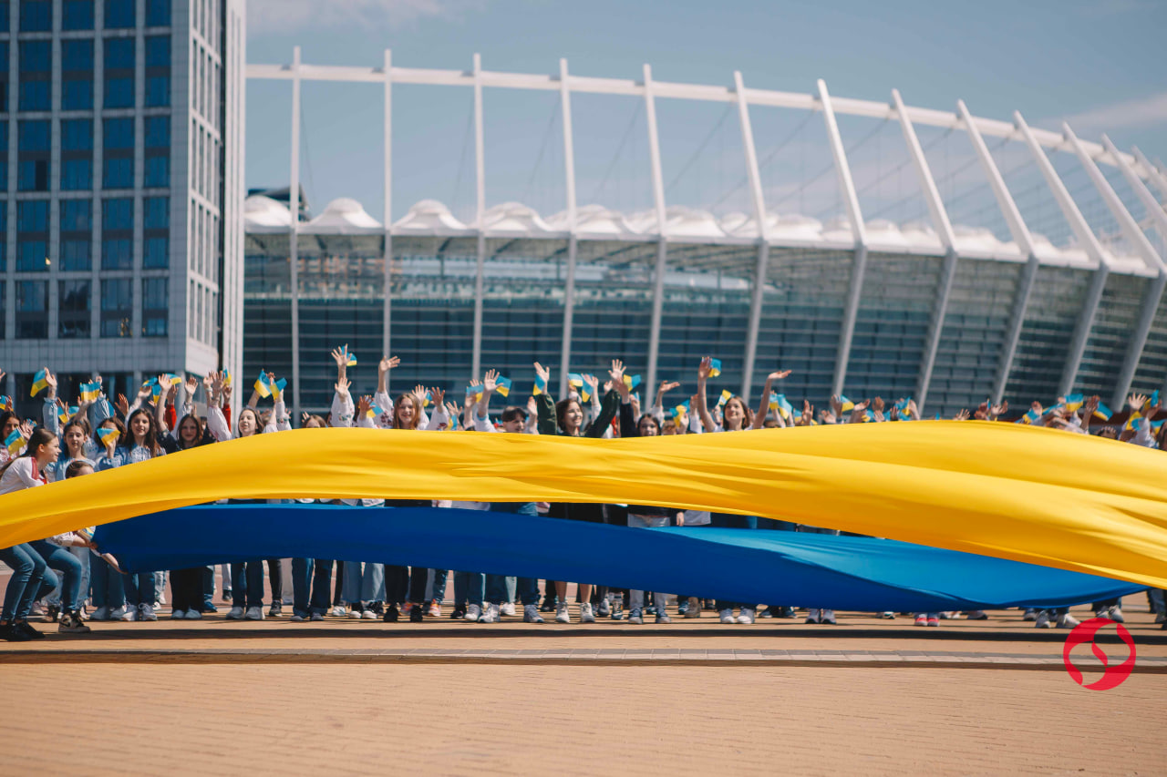 Украинские и ливерпульские школьники запустили воздушных змеев. Как это было в Киеве