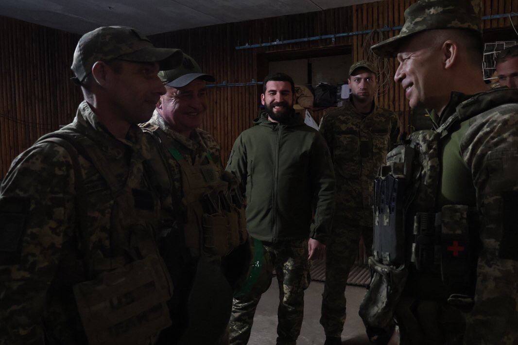 Фото: t.me/landforcesofukraine Сырский посетил бойцов на передовой: наградил, узнал о проблемах, дал рекомендации – фото