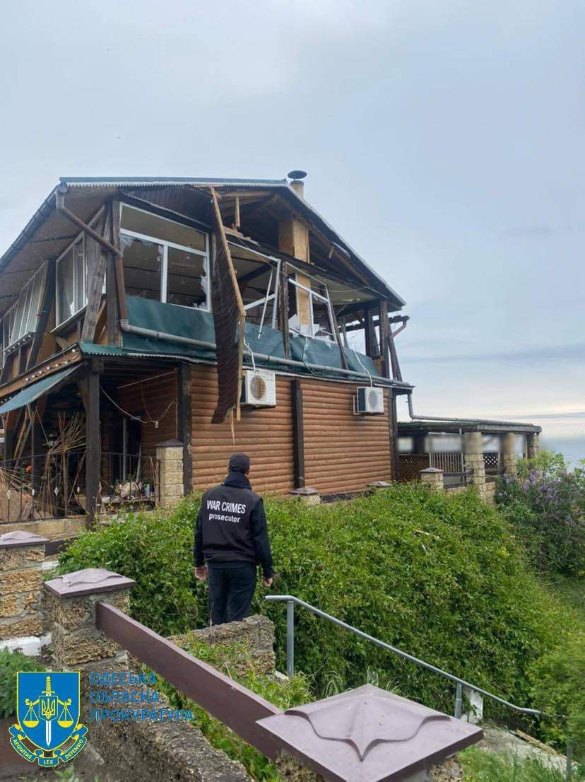 Фото: ОГП Под Одессой оккупанты попали ракетой в склад Красного Креста. Сами говорят – "склад ВСУ"