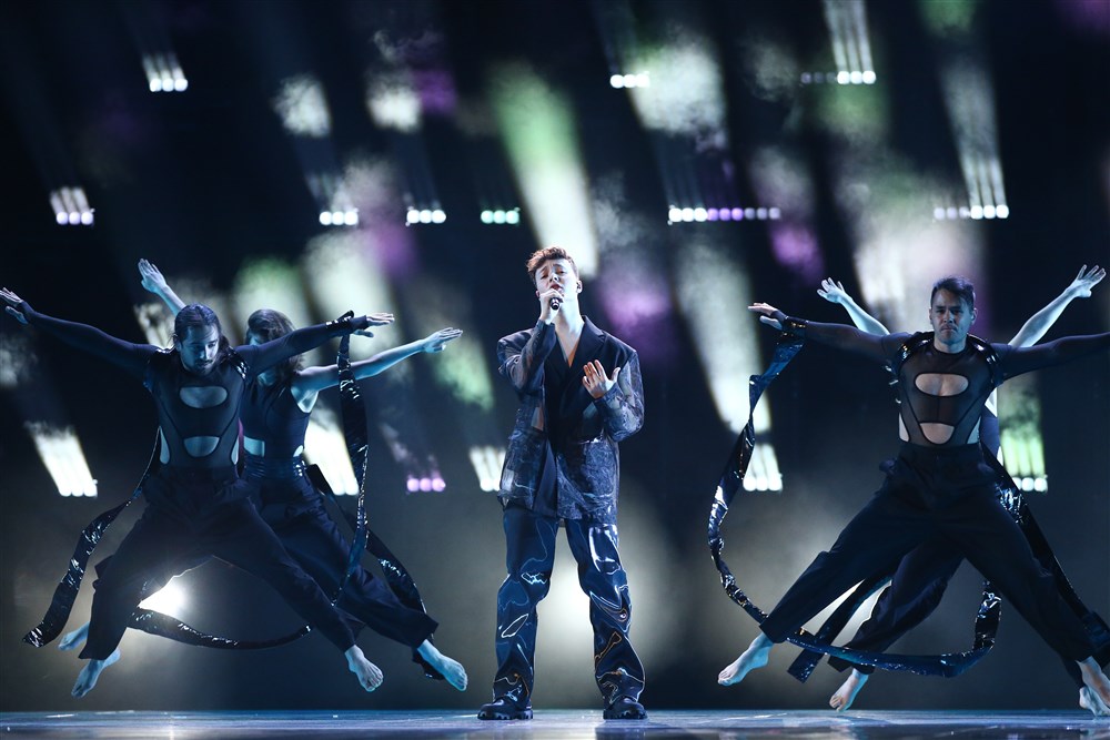 Ремо Форрер зі Швейцарії виступає з танцюристами під час репетиції Євробачення-2023. Фото: EPA