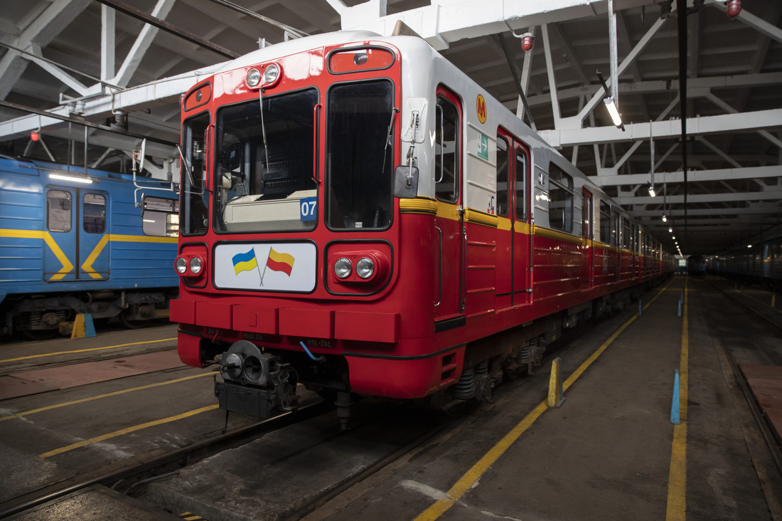 Киев получил первые вагоны метро из Варшавы, использует их в качестве доноров – фото