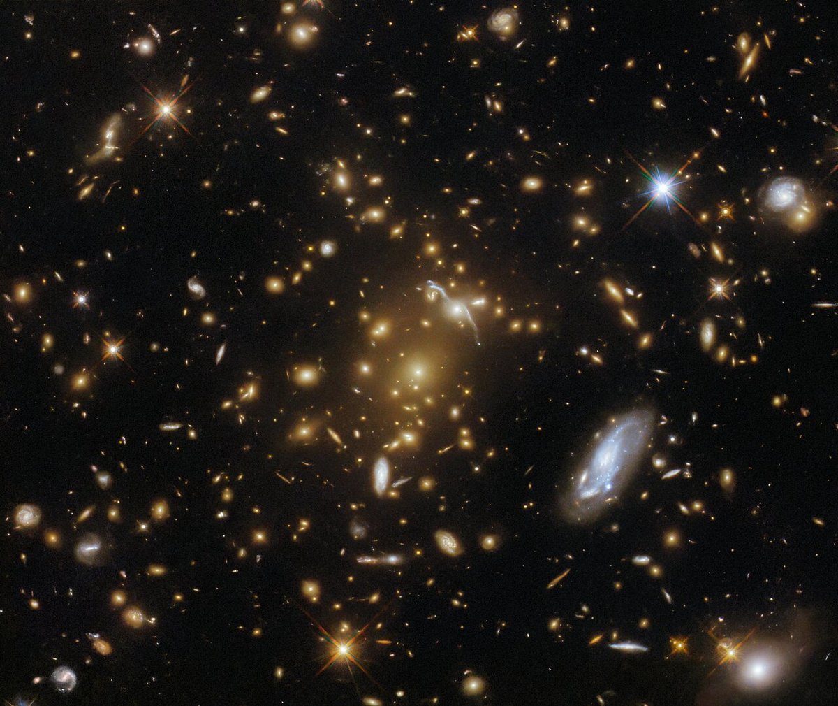 Телескоп "Хаббл" показал скопление галактик, искажающее пространство и время – фото