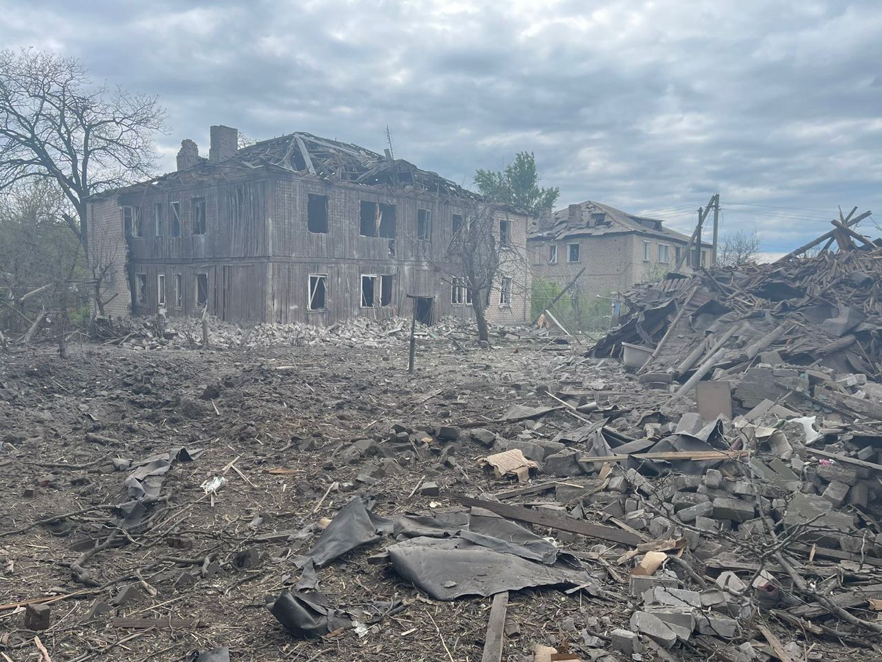 Торецк (Фото: Telegram Павла Кириленко) Россия обстреляла из "Смерчей" Торецк. Ракеты попали в жилой сектор, есть раненые – фото