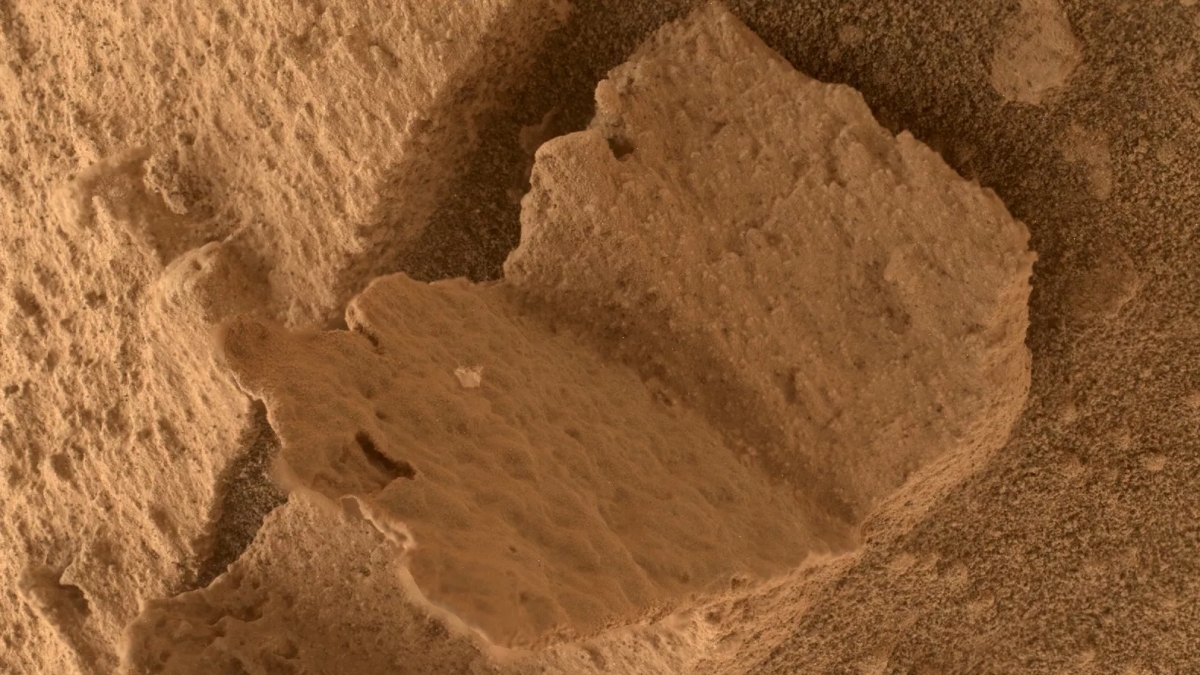 Марсоход Curiosity нашел на Марсе высеченную водой скалу в виде книги – фото