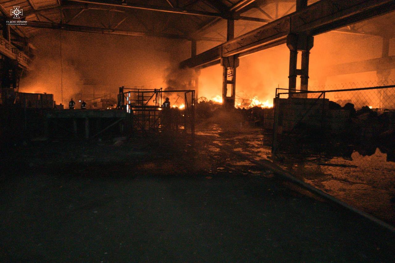 Спасатели показали последствия ночного удара по складу в Тернополе – фото
