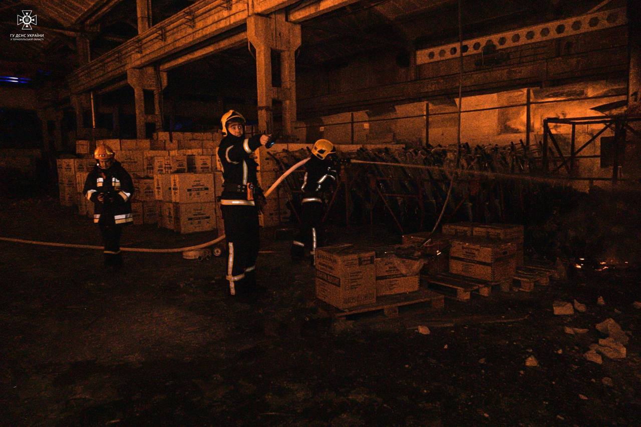 Фото: ГСЧС Спасатели показали последствия ночного удара по складу в Тернополе – фото