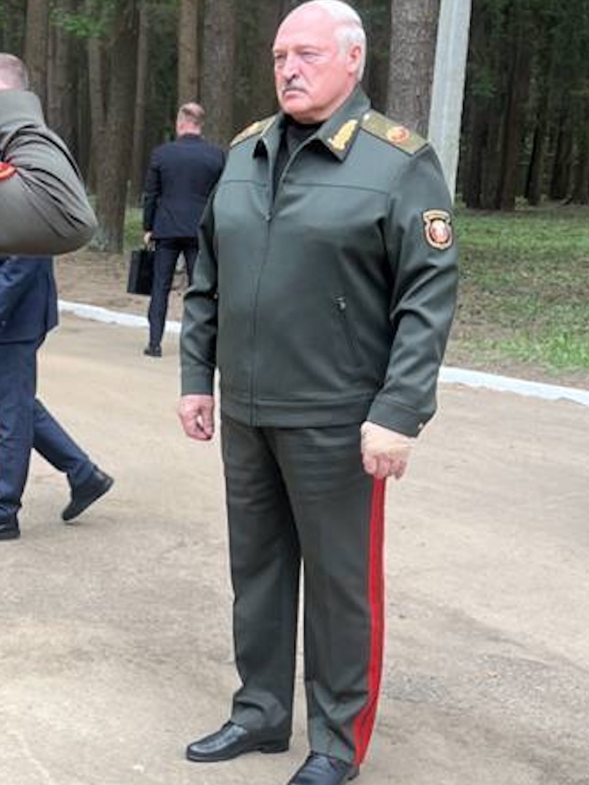 Фото: t.me/pul_1 На фоне слухов о болезни канал Лукашенко публикует его фото: у него забинтована рука