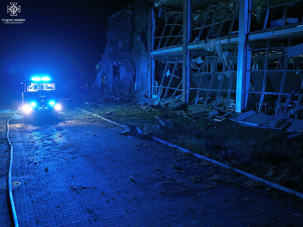 Фото: ГСЧС Ночной удар по Николаеву. Повреждены магазин и автосалон, есть пострадавшая – видео, фото