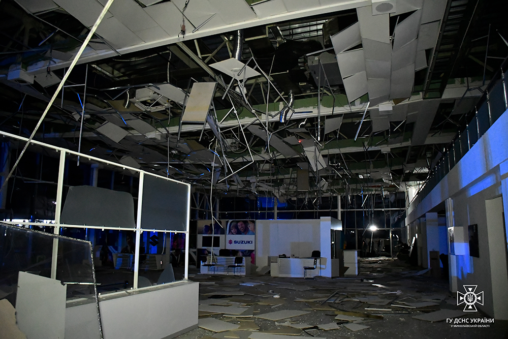 Нічний удар по Миколаєву. Пошкоджено магазин та автосалон, є постраждала – відео, фото