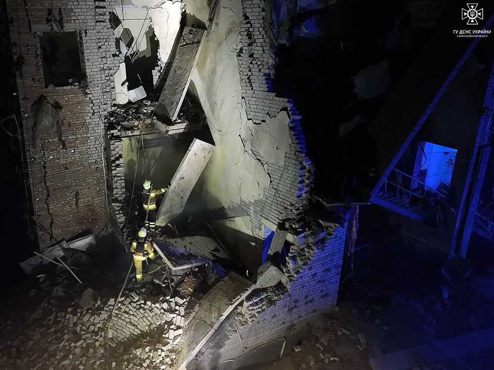 Ночной удар по Николаеву. Повреждены магазин и автосалон, есть пострадавшая – видео, фото