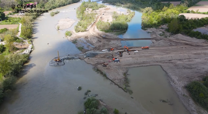 На реке Прут возле Черновцов начали строить 120-метровый модульный мост – фото
