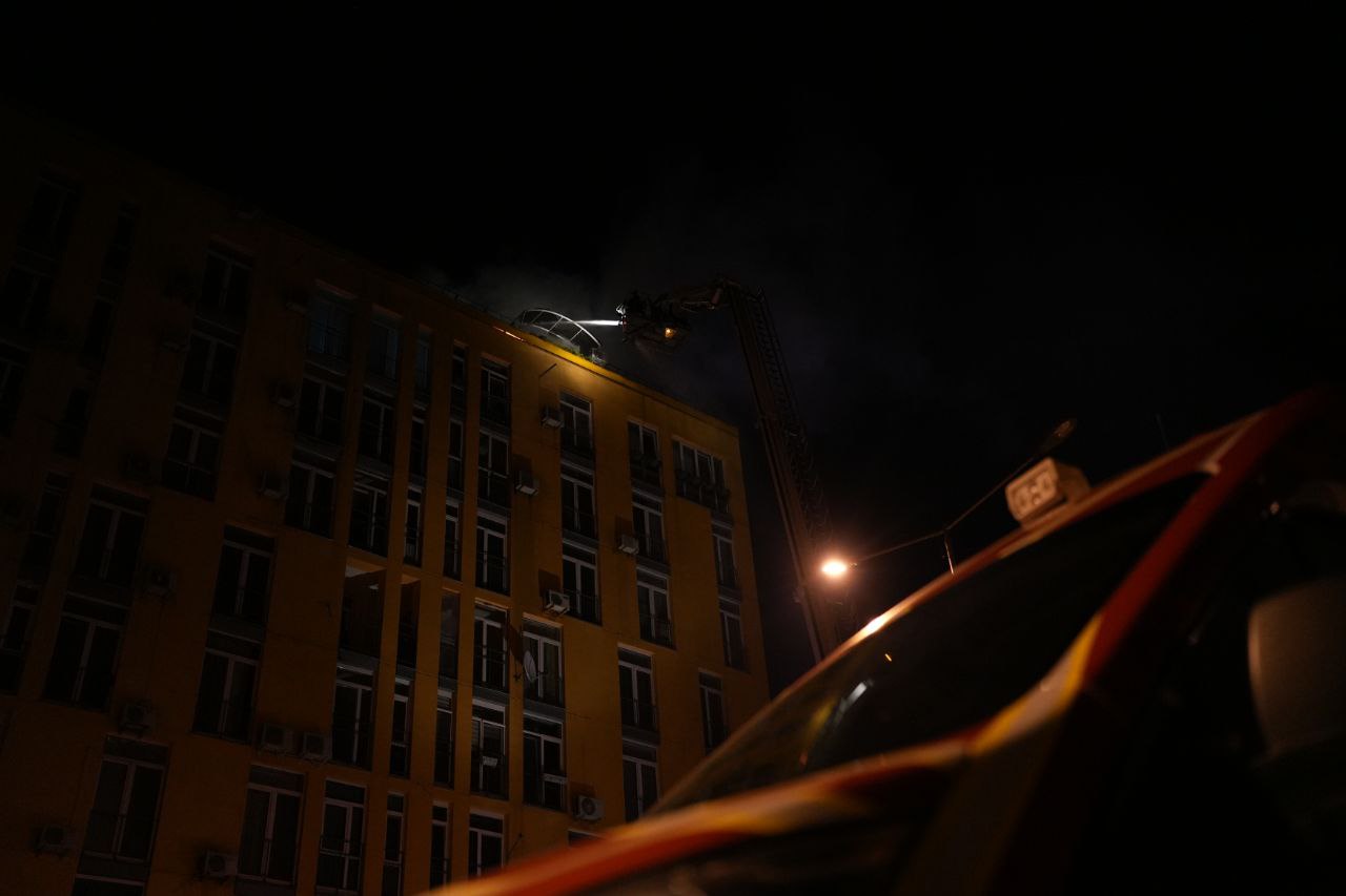 Фото: ГСЧС Ночная атака "шахедов" на Киев. Спасатели показали дом, на который упали обломки – фото