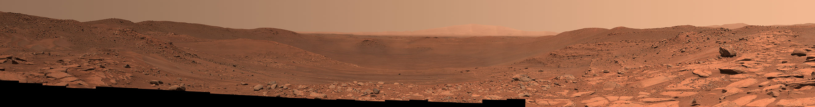 NASA показало панораму кратера Бельва на Марсе, сделанную из 152 снимков