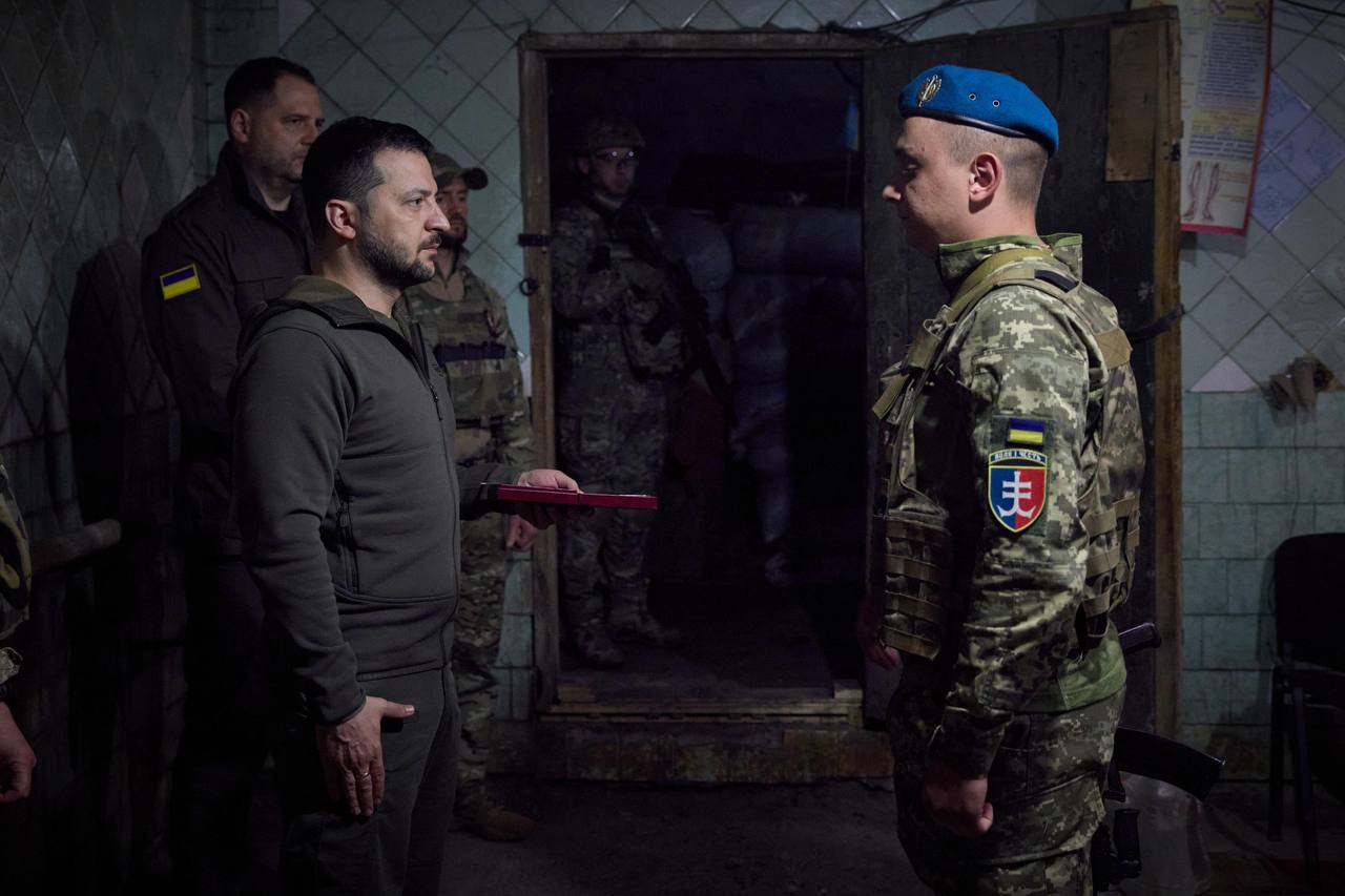 Фото: ОП Зеленский побывал под Угледаром, наградил морпехов – фото, видео