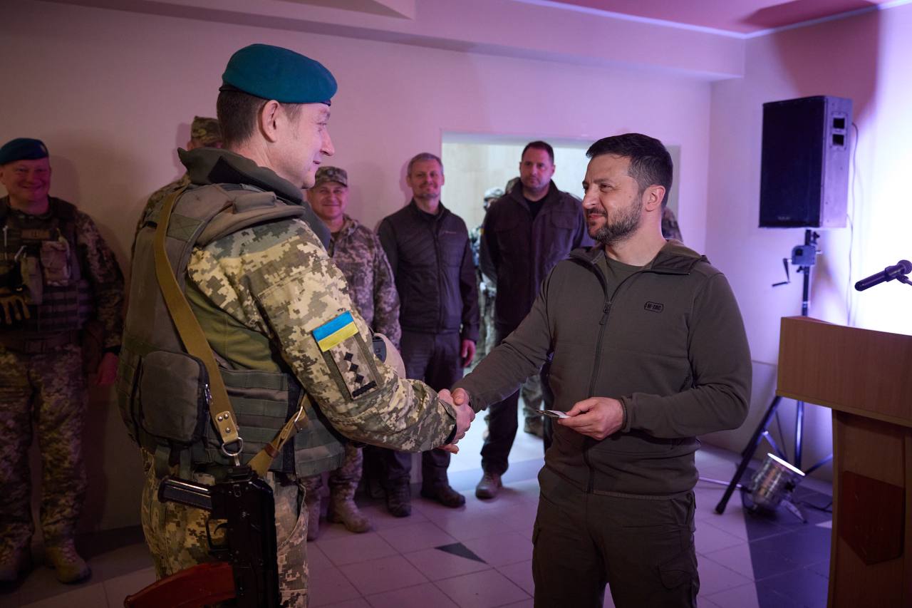 Фото: ОП Зеленский побывал под Угледаром, наградил морпехов – фото, видео