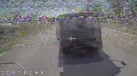 Украинский дрон-камикадзе влетел в лобовое стекло грузовика россиян – FPV-видео с фронта