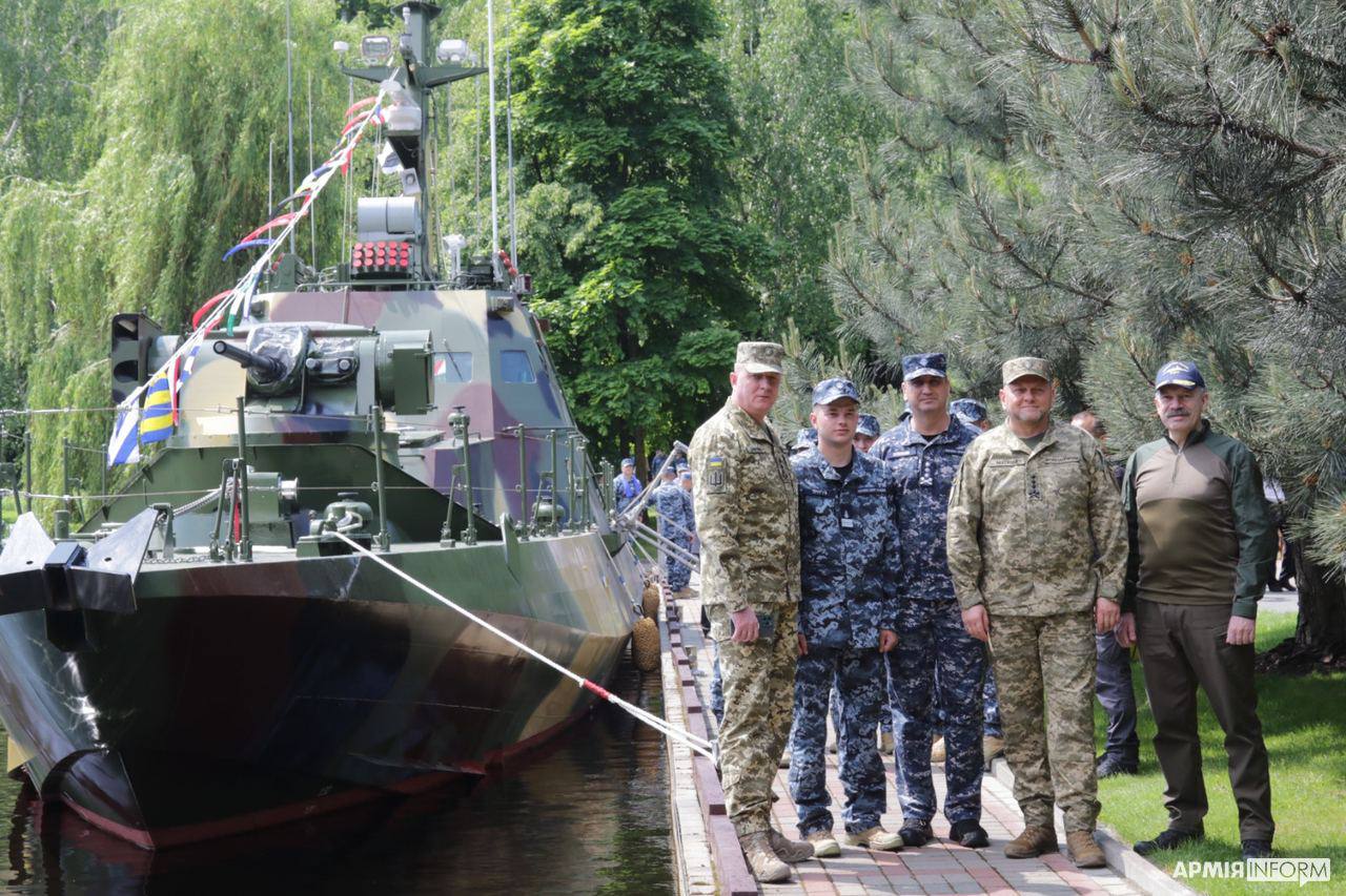 Бронекатер "Буча" торжественно ввели в состав ВМС ВСУ. Пришли Залужный и Неижпапа – фото