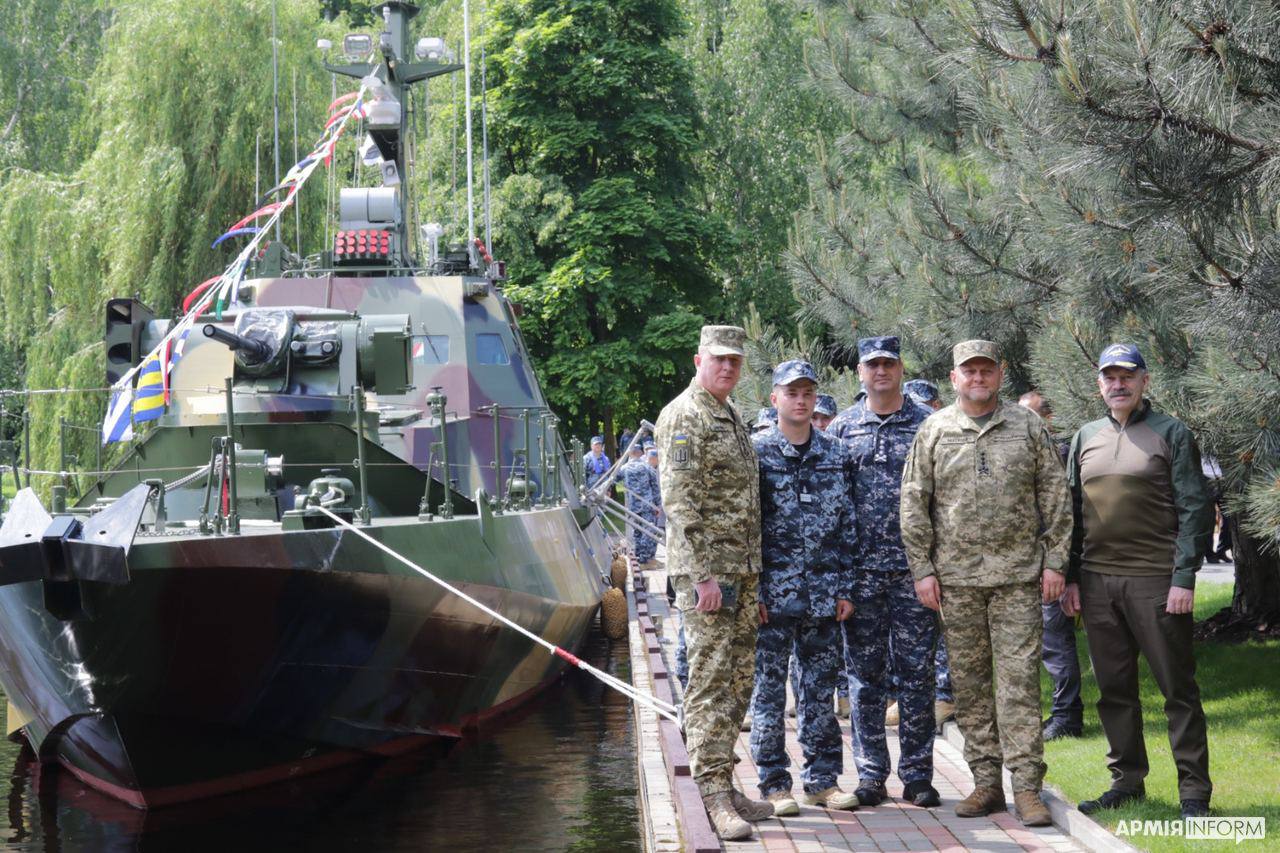 Фото: АрміяІнформ Бронекатер "Буча" торжественно ввели в состав ВМС ВСУ. Пришли Залужный и Неижпапа – фото