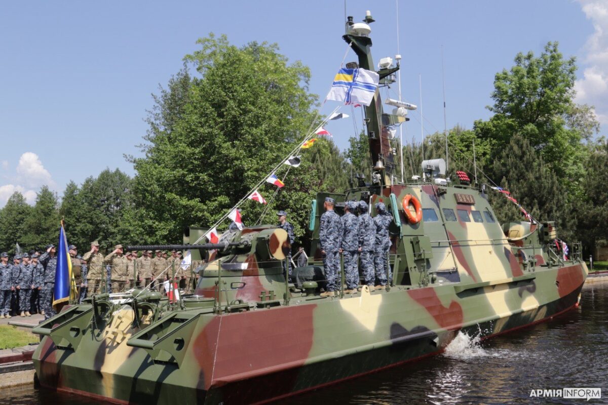 Фото: АрміяІнформ Бронекатер "Буча" торжественно ввели в состав ВМС ВСУ. Пришли Залужный и Неижпапа – фото