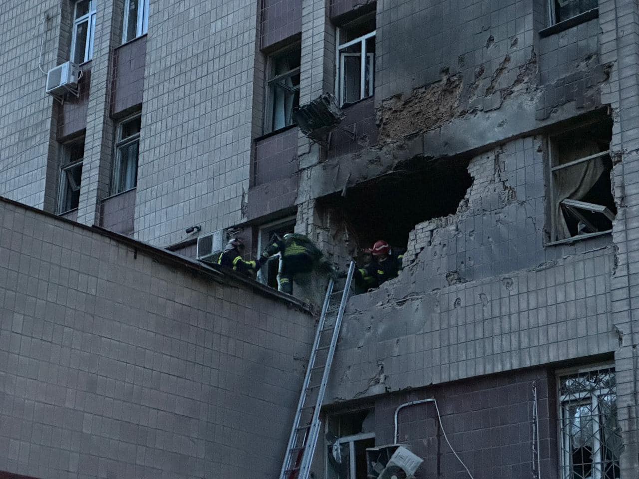 Наслідки російської атаки дронами по Києву 28 травня (Фото: Нацполіція) Внаслідок нічної атаки Росії 28 травня у Києві загинула людина – фото руйнувань