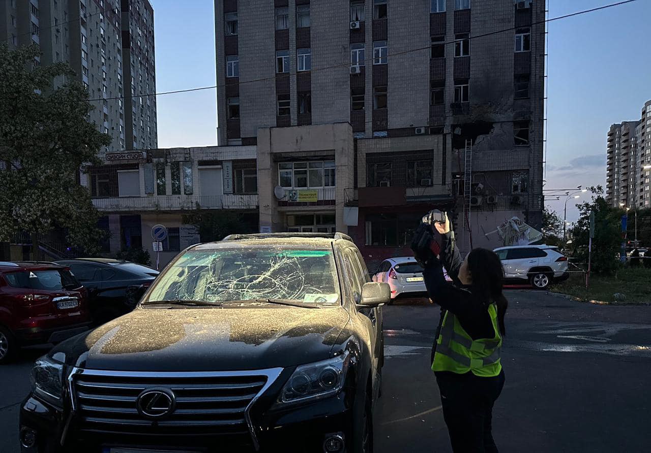 Внаслідок нічної атаки Росії 28 травня у Києві загинула людина – фото руйнувань
