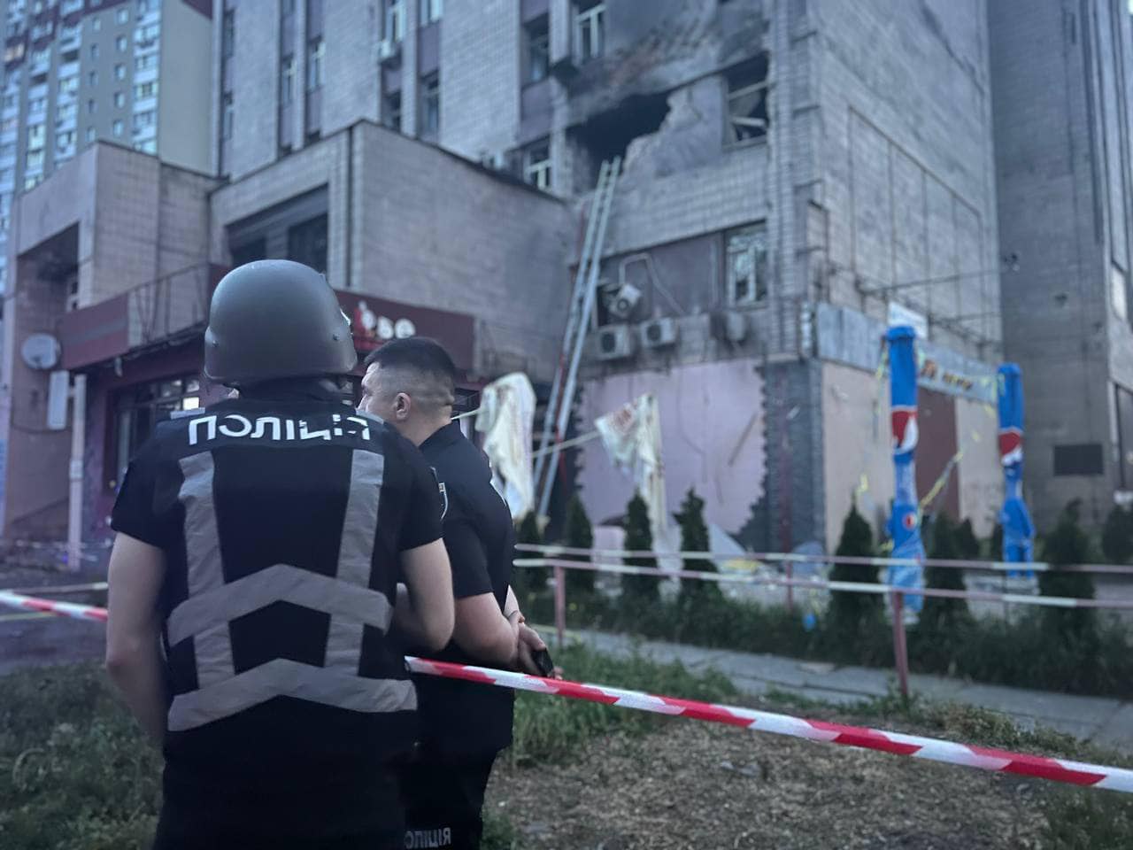 Наслідки російської атаки дронами по Києву 28 травня (Фото: Нацполіція) Внаслідок нічної атаки Росії 28 травня у Києві загинула людина – фото руйнувань