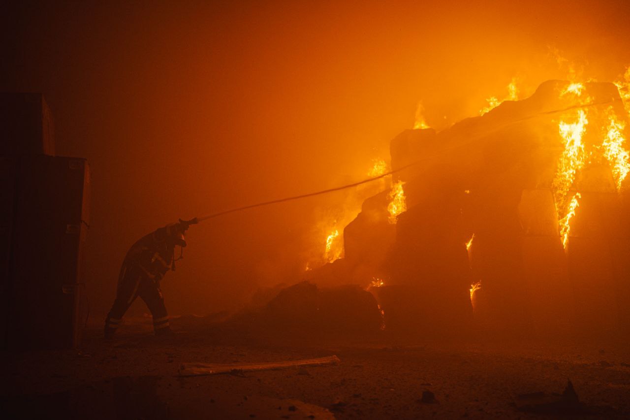 Пожежа у Києві після атаки дронів 28 травня (Фото: ДСНС) Нічний удар дронами по Києву. У Голосієві локалізовано пожежу на площі 700 кв. м – фото