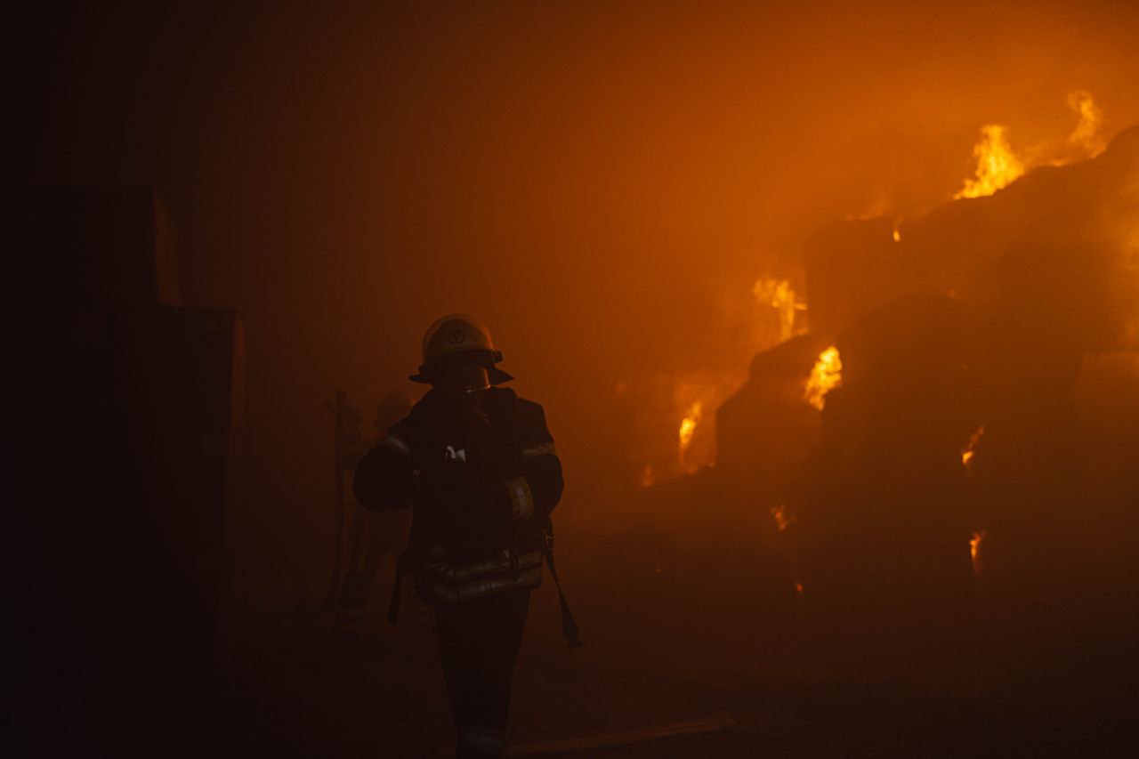 Пожежа у Києві після атаки дронів 28 травня (Фото: ДСНС) Нічний удар дронами по Києву. У Голосієві локалізовано пожежу на площі 700 кв. м – фото