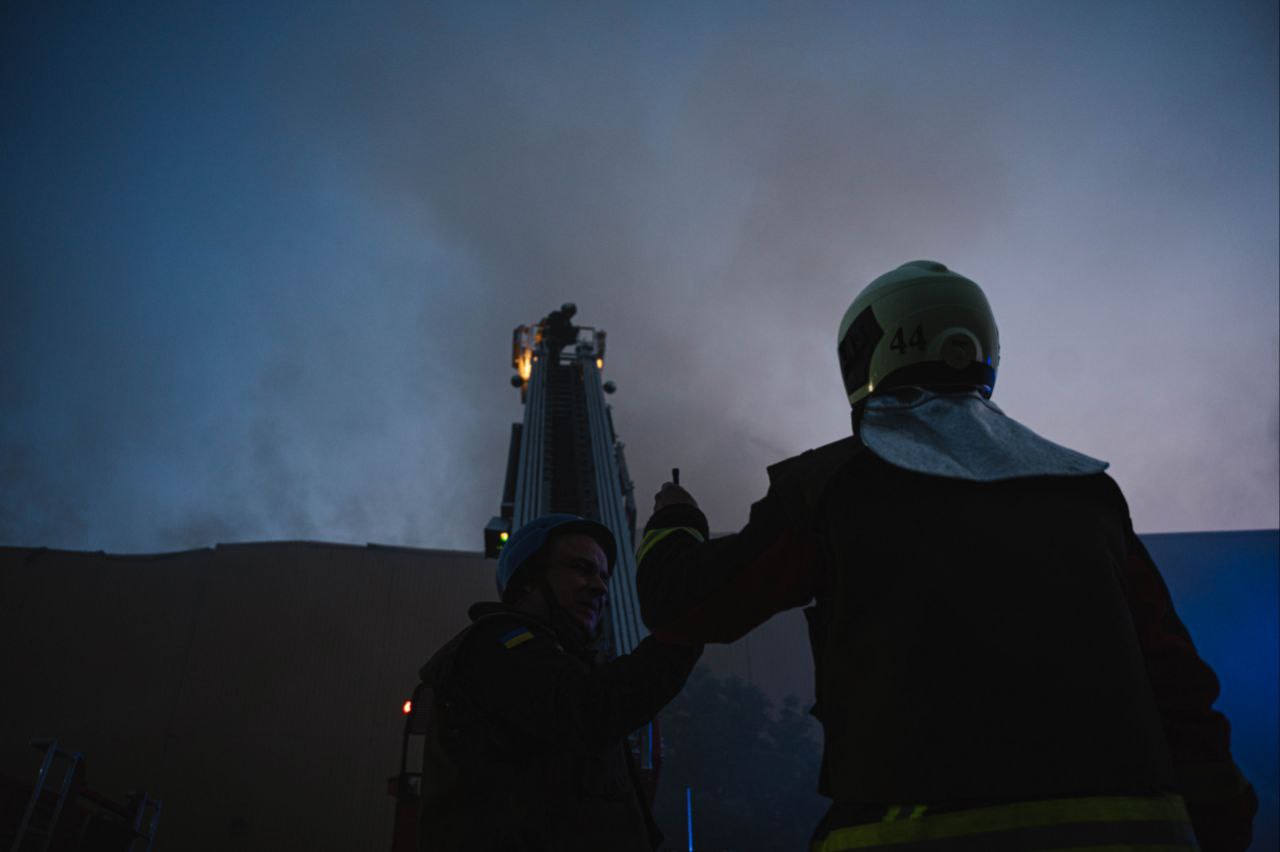 Нічний удар дронами по Києву. У Голосієві локалізовано пожежу на площі 700 кв. м – фото