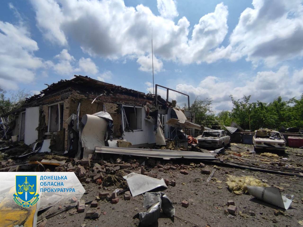 Фото: ОГП Оккупанты сбросили авиабомбы на Торецк, один человек погиб, восемь ранены – фото